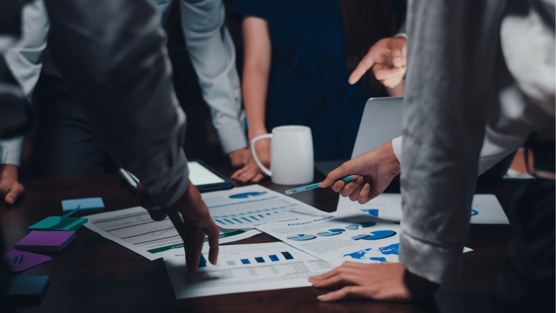Equipe analisando estratégia de negócios